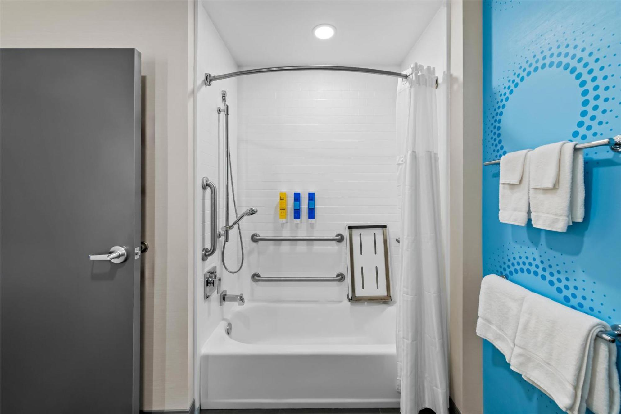 Tru By Hilton Kansas Airport 3*